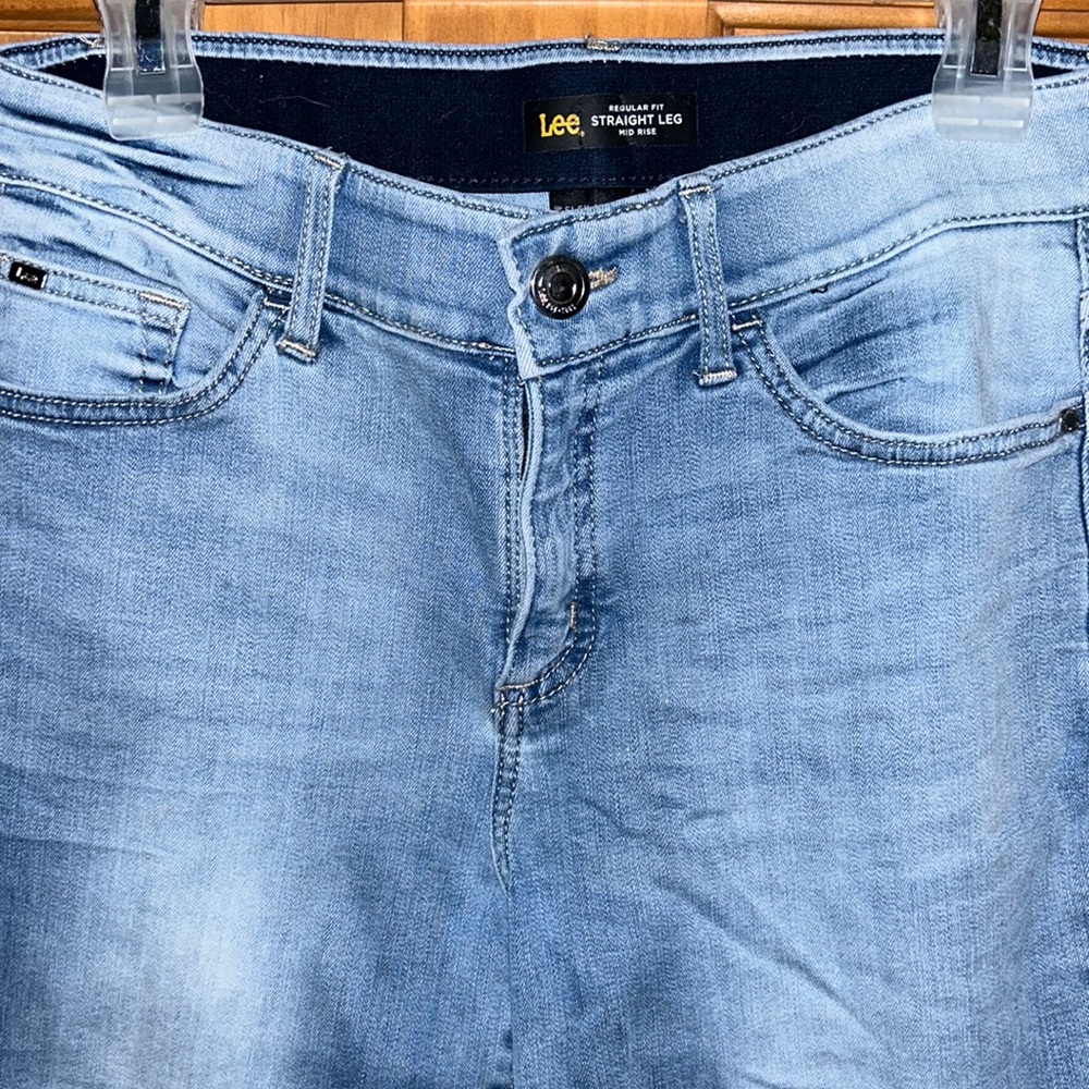 Size 6 women’s Lee Straight leg jean
